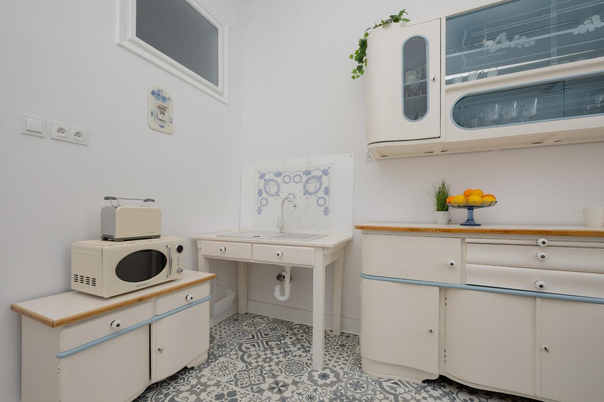 Spacious Vintage 1930's Inspired By Renters Butas *